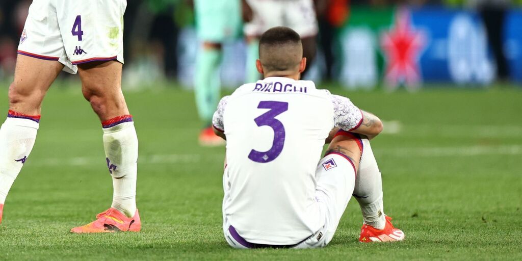 Copertina: Biraghi 'faccia a faccia' con i tifosi della Fiorentina: il gesto dopo la sconfitta in Conference