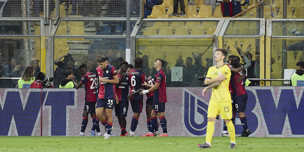 Copertina: Piccoli salva il Cagliari dalla beffa: a Parma i sardi vincono 3-2