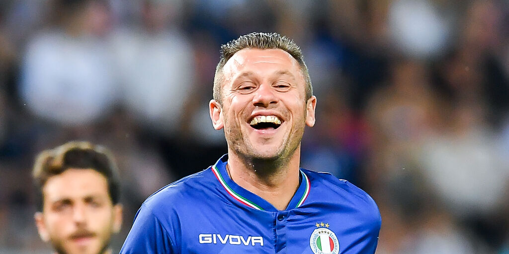 Cassano svela: "Ho urinato nella sauna del Real Madrid, mi hanno multato. Arrivai a pesare 95 kg perché..." Copertina: Cassano svela: "Ho urinato nella sauna del Real Madrid, mi hanno multato. Arrivai a pesare 95 kg perché..."