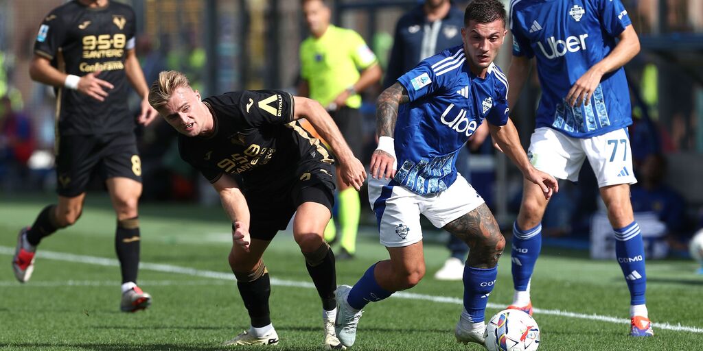 Copertina: Il Como vola, il Verona lotta ma non basta: è 3-2 al Sinigaglia