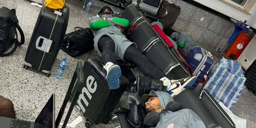 Disavventura per la Nigeria: costretti a dormire in aeroporto senza cibo e acqua Copertina: Disavventura per la Nigeria: costretti a dormire in aeroporto senza cibo e acqua