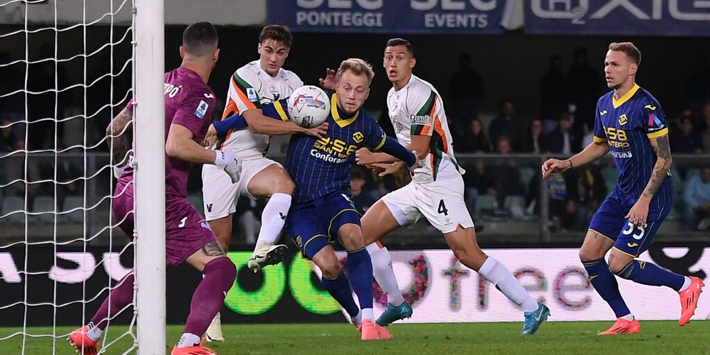 Copertina: Un autogol di Joronen condanna il Venezia: 2-1 Verona nel derby